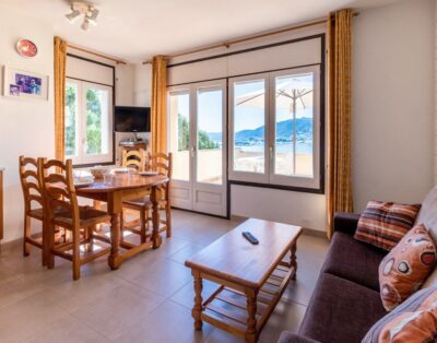 CAP RAS 03 – Comfortable top-floor apartment with sea views
