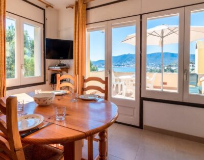 CAP RAS 03 – Comfortable top-floor apartment with sea views