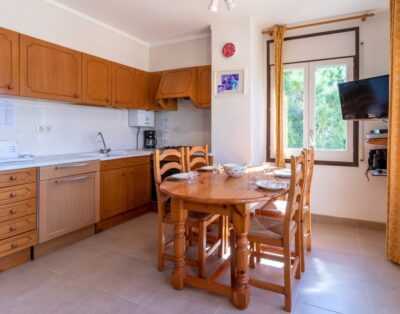 CAP RAS 03 – Comfortable top-floor apartment with sea views