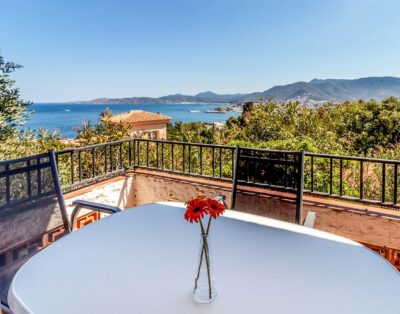 GRIFEU 06 – Bright apartment with terrace and sea views