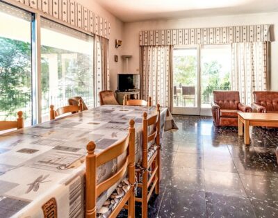 GRIFEU 14 – Apartamento con terraza y jardín