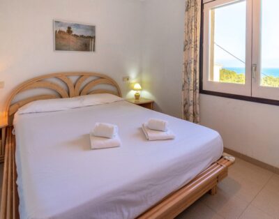 CAP RAS 03 – Comfortable top-floor apartment with sea views
