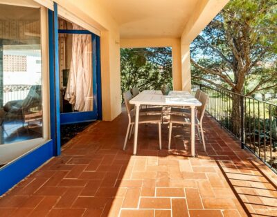 GRIFEU 14 – Apartamento con terraza y jardín