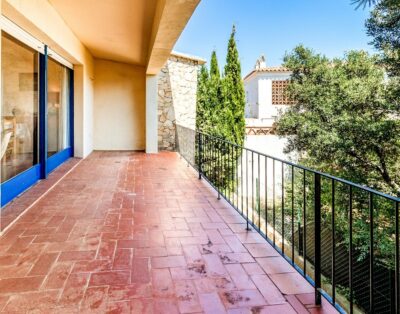 GRIFEU 14 – Apartamento con terraza y jardín