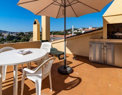 CAP RAS 03 – Comfortable top-floor apartment with sea views