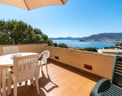 CAP RAS 03 – Comfortable top-floor apartment with sea views