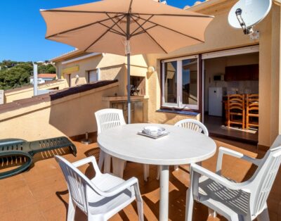 CAP RAS 03 – Comfortable top-floor apartment with sea views