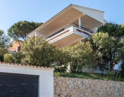 GRIFEU 06 – Bright apartment with terrace and sea views