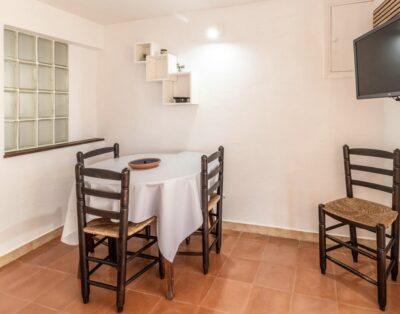 GRIFEU 15 – Apartamento pequeño con patio