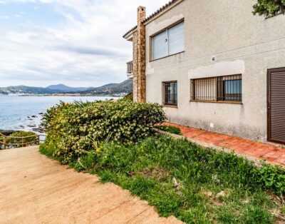 CARBONERES 47 – Apartamento en primera línea de mar