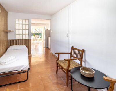 GRIFEU 15 – Apartamento pequeño con patio