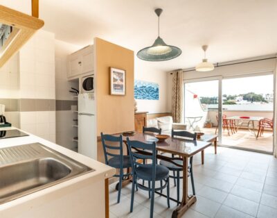 PORT DE LLANÇÀ 43 – Top-floor apartment with communal pool