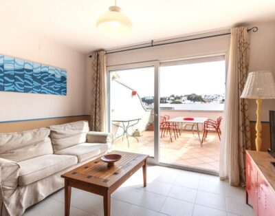 PORT DE LLANÇÀ 43 – Top-floor apartment with communal pool