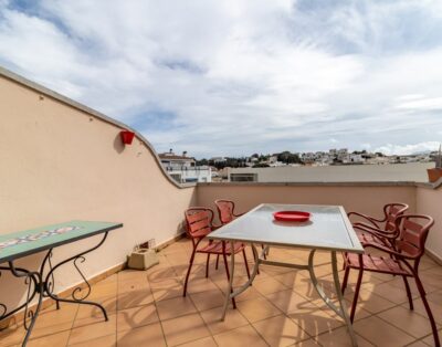 PORT DE LLANÇÀ 43 – Top-floor apartment with communal pool