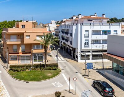 PORT DE LLANÇÀ 43 – Top-floor apartment with communal pool