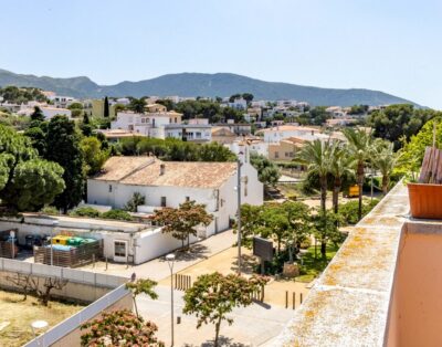 PORT DE LLANÇÀ 43 – Top-floor apartment with communal pool