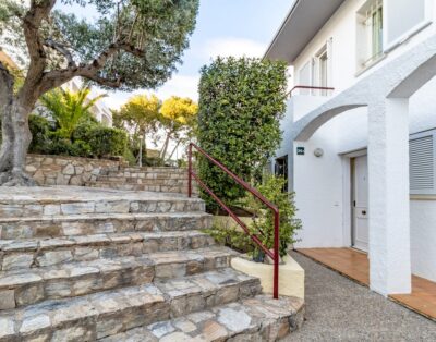 GRIFEU 15.1 – Semi-detached house with communal pool and views