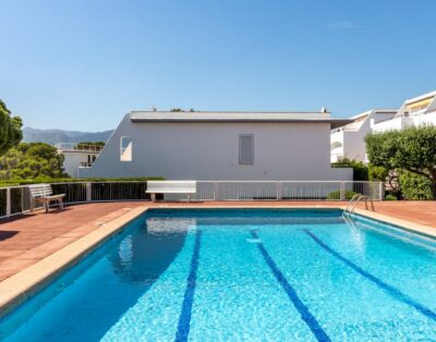 GRIFEU 15.1 – Semi-detached house with communal pool and views
